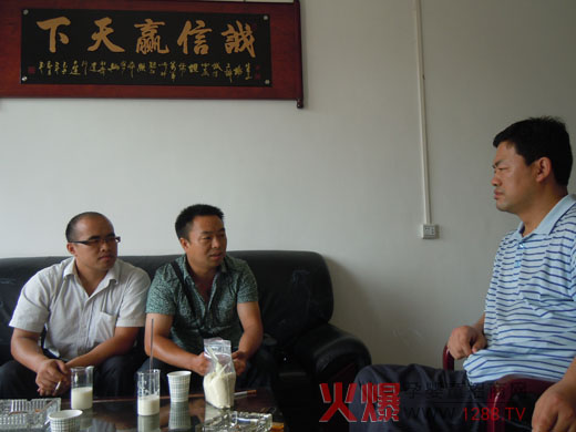 公司董事長郭建文協同客戶品嘗奶粉