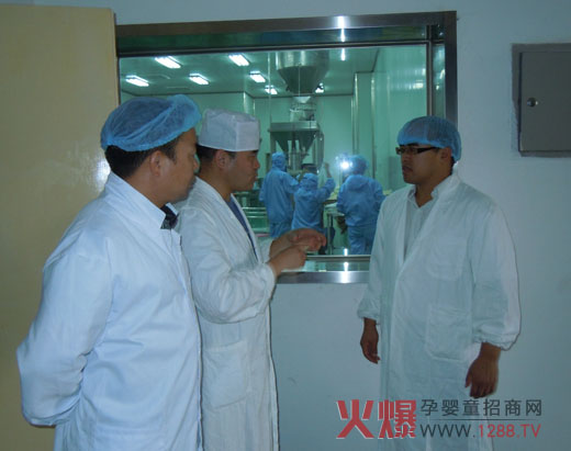 技術總監舒勇在向他們講述生產工藝