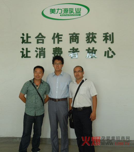 營銷中心總經理武鵬飛與客戶合影