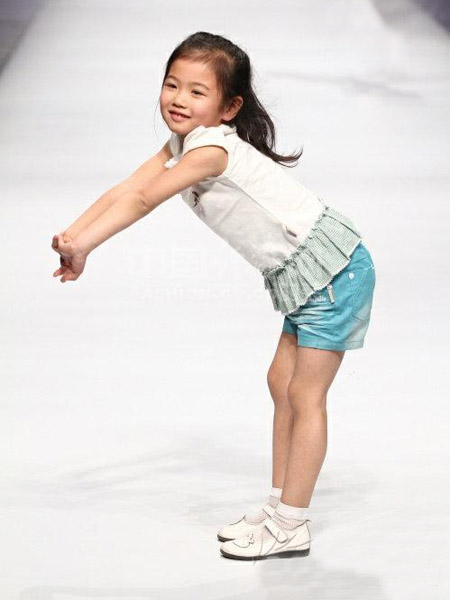 美孩子新款白色T恤牛仔短褲