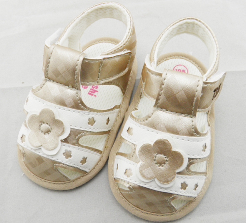 ��ʹ֮�뽛��С���냺Ь��ɫ