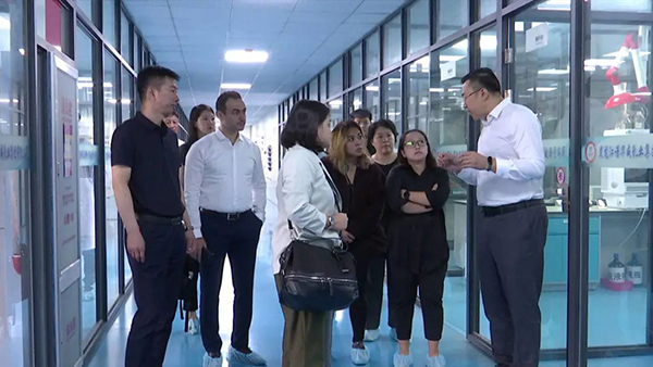 菲律賓客商到我司進行參觀考察1.jpg 菲律賓客商到我司進行參觀考察1.jpg