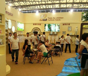 圣嬰島嬰幼兒服飾店面展示