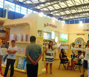 圣嬰島嬰幼兒服飾店面展示